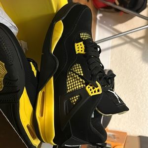 Air Jordan 4 Thunder